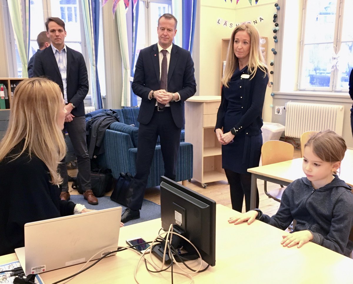 smartsthlm's tweet photo. Energi- och digitaliseringsminister @Ygeman får en lektion om hur AI-baserad screening används i @Stockholmsstad för att tidigt upptäcka läs- och skrivsvårigheter i skolan.
#skola #digitalisering #ai #edtech #sthlmtech https://t.co/8TwqLC5Xir
