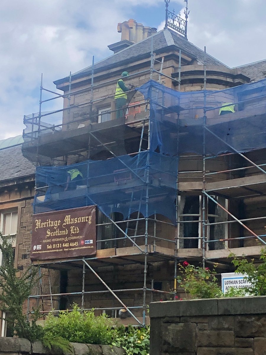 limemortarscot's tweet photo. This job consisted on pick out and repoint front elevation and rear boundary walls, paint all cast rainwater goods, refurbished windows and repainted to front elevation #heritagemasonry #stonemasonedinburgh #limemortaredinburgh https://t.co/syAmCLYzPM
