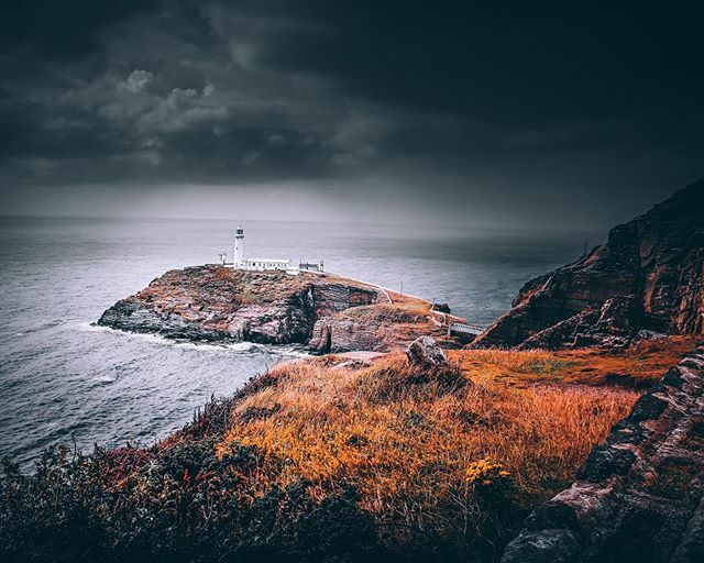 South Stack Lighthouse, one of the hidden gems of north Wales, Anglesey Island. .
@visitwales @bbc_travel @natgeo @lonelyplanet .
#anglesey #wales #visitwales #northwales .
#unlimitedsoul  #visualambassadors #europe  #uk_greatshots  #威尔士 🌟  #moodygr… ift.tt/389ylEo