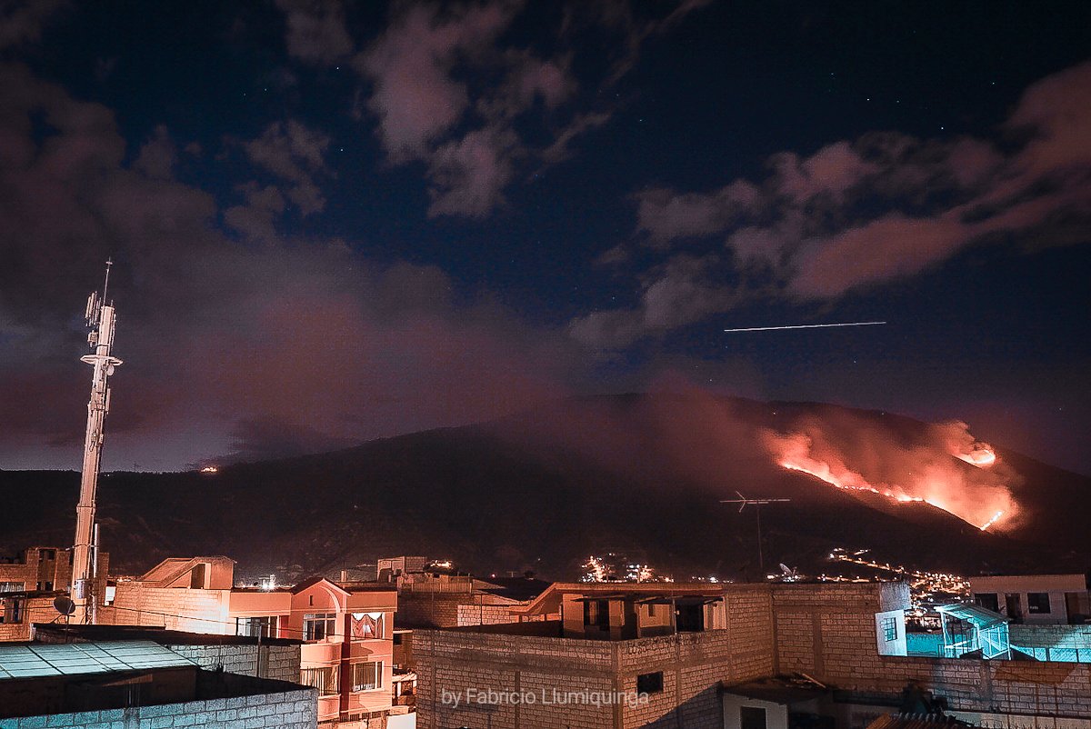 elckyn775's tweet photo. #incendioforestal #casitagua #Quito #BomberosQuito https://t.co/mkgpDKsciJ