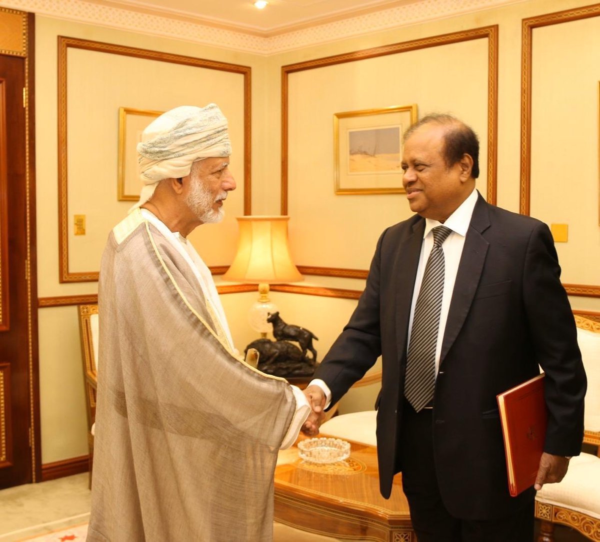 FMofOman's tweet photo. التقى معالي يوسف بن علوي بن عبدالله مع معالي سوسيل بريماجينثا وزير الدولة للتعاون الدولي في جمهورية سريلانكا كمبعوث لبلاده لتقديم واجب العزاء في وفاة المغفور له بإذن الله تعالى جلالة السلطان قابوس بن سعيد بن تيمور - طيب الله ثراه. https://t.co/cROv46cdR5