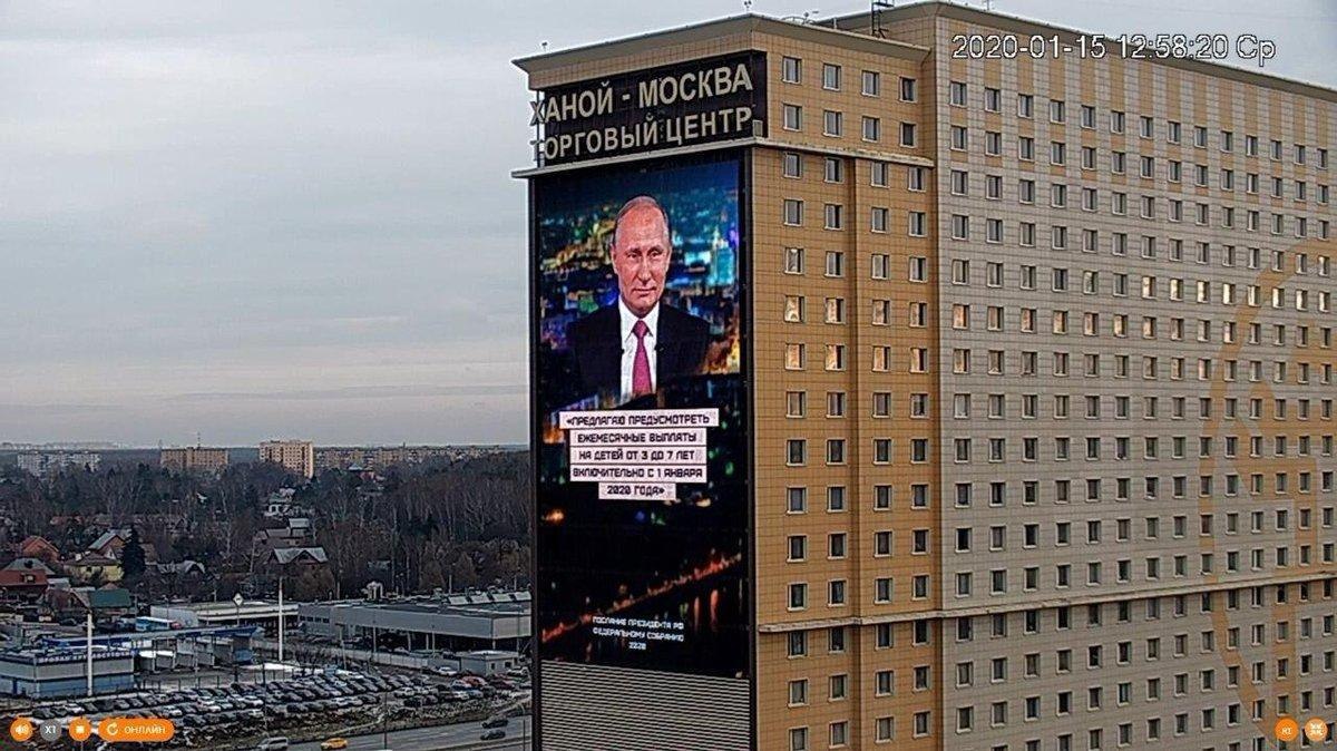 Vale_n_Tina's tweet photo. Капитолий транслирует послание диктатора на все дистрикты https://t.co/a8lFzv3X4m