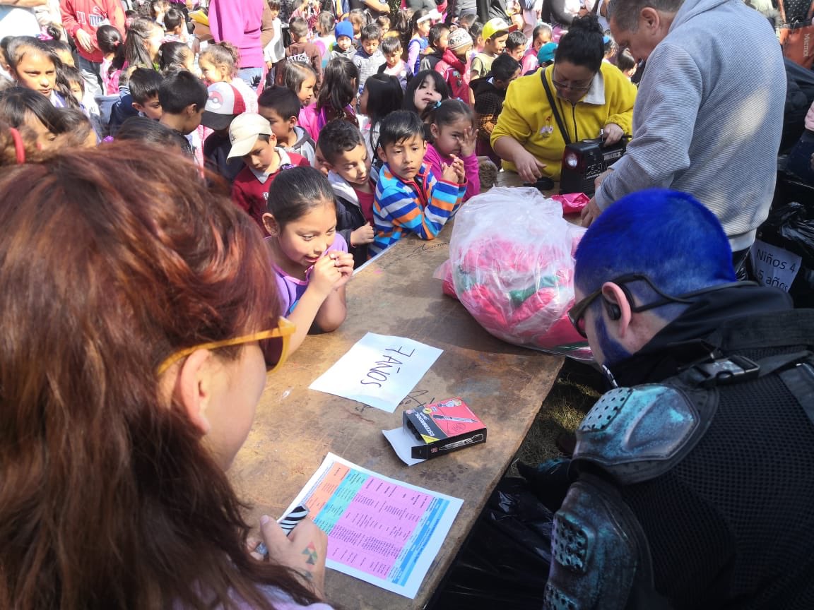markeduardoz's tweet photo. Dia de Reyes, por los niños, el cosplay que me llevé es “El Cráneo”, un héroe que escribi para cine @realgdt @marcelaafierro @lopezobrador @therealstanlee #héroes #forthekids #reyesmagos #western #film #fantasy #porlosniños #porlasniñas #pormexico #formexico @elartenossalva https://t.co/eVfYuS5M8L