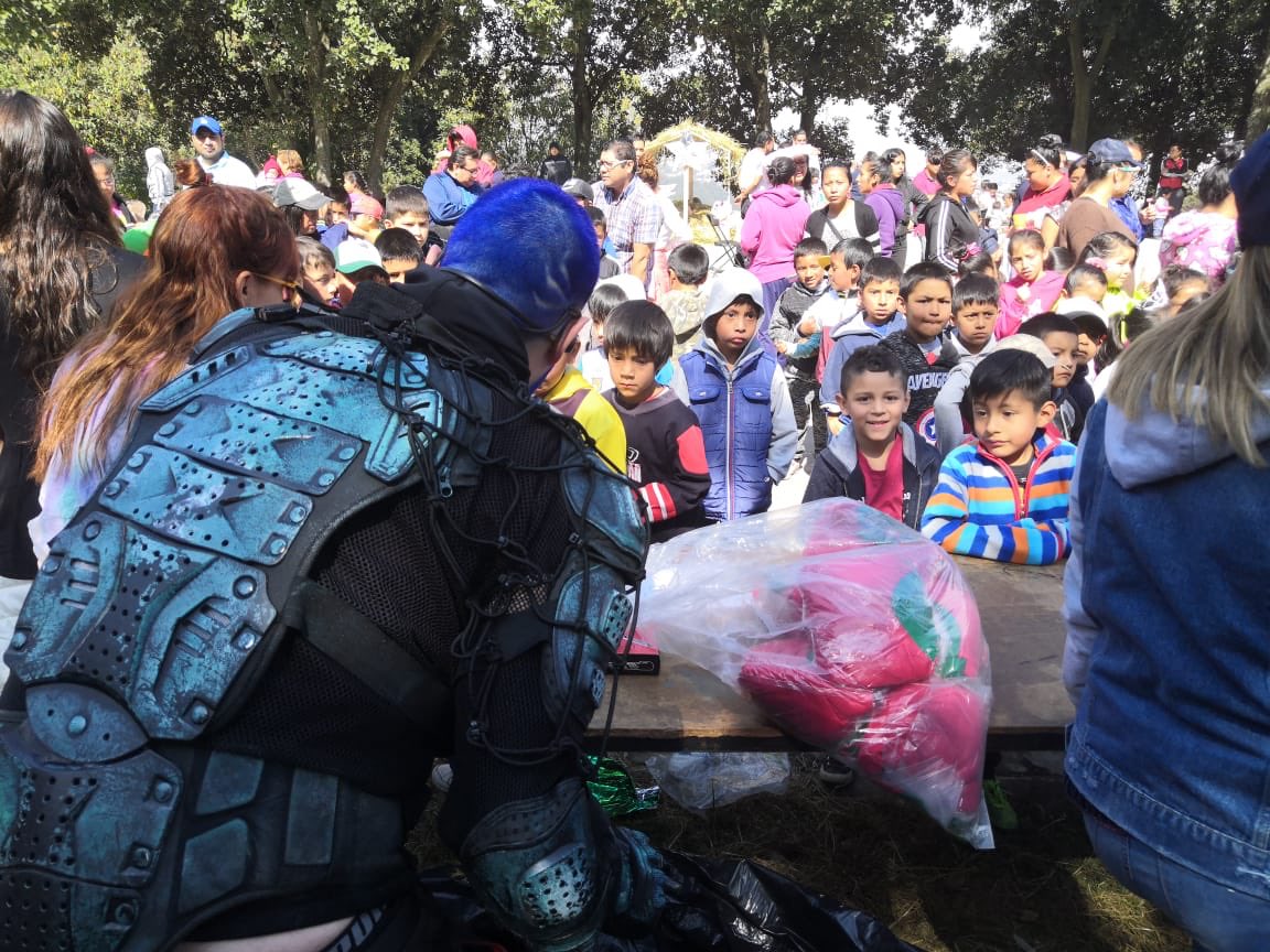 markeduardoz's tweet photo. Dia de Reyes, por los niños, el cosplay que me llevé es “El Cráneo”, un héroe que escribi para cine @realgdt @marcelaafierro @lopezobrador @therealstanlee #héroes #forthekids #reyesmagos #western #film #fantasy #porlosniños #porlasniñas #pormexico #formexico @elartenossalva https://t.co/eVfYuS5M8L