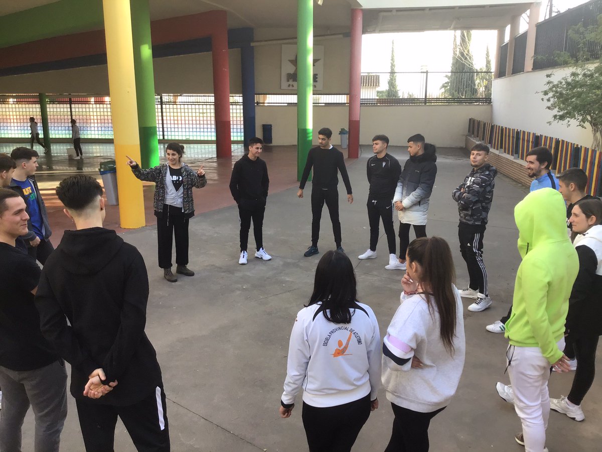 CEI_Tartessos's tweet photo. Los alumnos del Grado Medio de Actividades Físico-Deportivas, dentro del módulo de Dinámica de Grupos y gracias al #PROGRAMADINAMO de la @casajuventudcor, han comenzado a iniciarse en las #técnicascircenses.
#GMTECO #dinámicadegrupos #YoCreoEnLaFP #EstudiaFPenCórdoba https://t.co/OQ3Noi7p7y