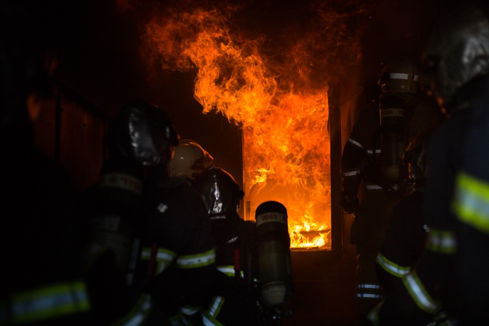#HistoireDeFilt #épisode6 La #FILT100 au plus près des #flammes. Découverte du "système feu" par les stagiaires lors d'une session de #formation délocalisée à l'école départementale du <a href="/sdis_06/">Sapeurs-pompiers 06</a>. But👉 Comprendre le comportement du #feu et de ses #fumées pour mieux les maîtriser