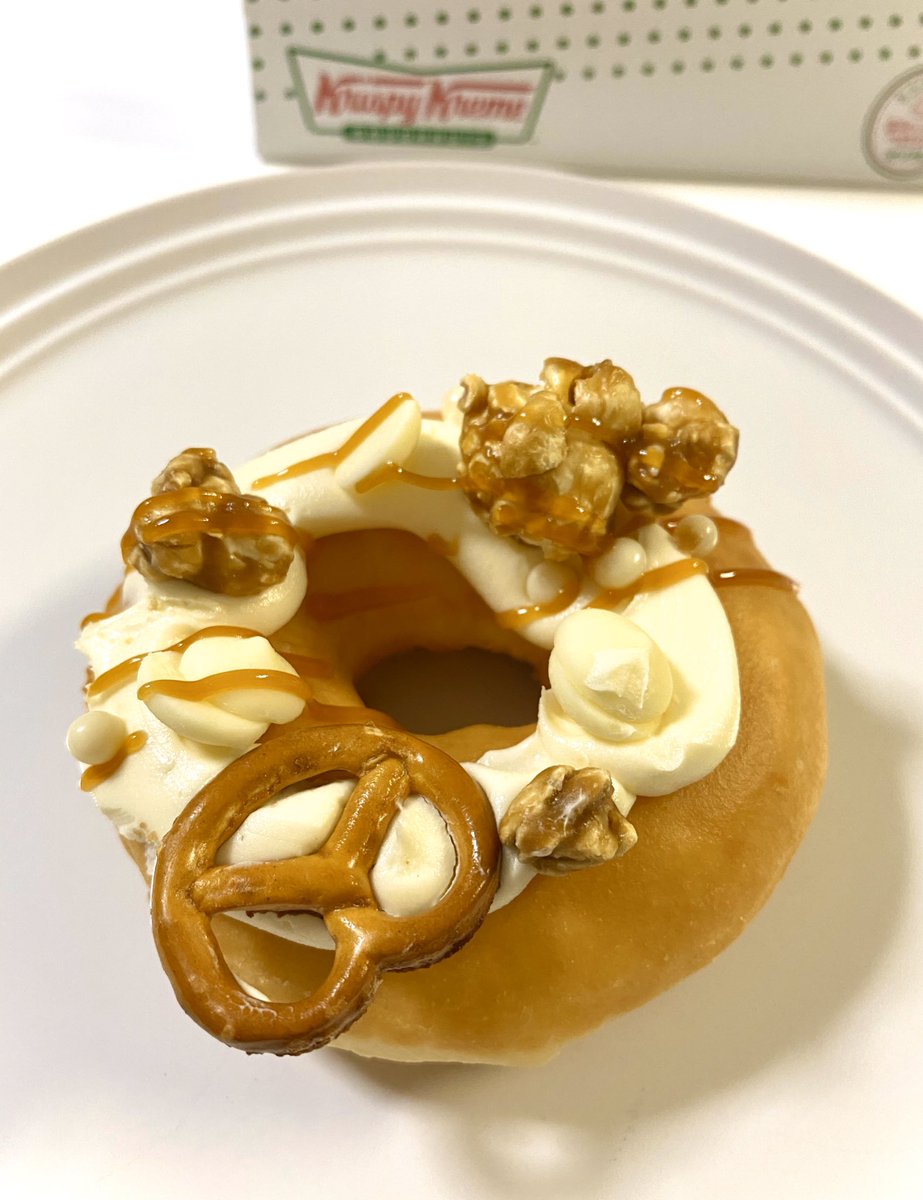 donuts_7's tweet photo. ドーナツ+3コ=14コ目◎
夢のようなSWEETな組み合わせ🍫🍪🥨🍿
#SweetSurpriseBox https://t.co/J9ScPhlb8B