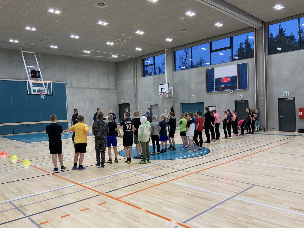 EKAurh_akatemia's tweet photo. Tänään oli Kotkan urheiluluokkien pääsytestien toinen päivä. Tiedot urheiluluokille pääsystä pyritään ilmoittamaan ennen hiihtoloma. @langinkoski @Rauhalankoulu 
@kotkankaupunki #urheiluluokat #urheiluakatemia https://t.co/3aE46crkuM