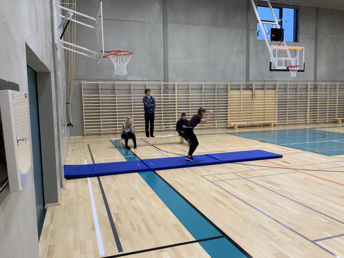 EKAurh_akatemia's tweet photo. Tänään oli Kotkan urheiluluokkien pääsytestien toinen päivä. Tiedot urheiluluokille pääsystä pyritään ilmoittamaan ennen hiihtoloma. @langinkoski @Rauhalankoulu 
@kotkankaupunki #urheiluluokat #urheiluakatemia https://t.co/3aE46crkuM