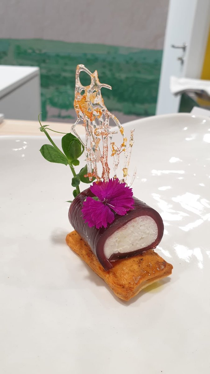 tortacasar's tweet photo. A partir de las 13 horas en el stand de @DiputacionCC en @madridfusion vas a poder probar esta maravillosa tapa elaboradas por Luscinda Alonso del Restaurante #ElAlmirez de #Hervas: Canelón de vino #riberadelguadiana relleno de Moises de #tortadelcasar con tomillo y orégano https://t.co/JFEkA1knnO
