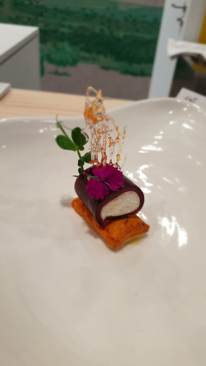 tortacasar's tweet photo. A partir de las 13 horas en el stand de @DiputacionCC en @madridfusion vas a poder probar esta maravillosa tapa elaboradas por Luscinda Alonso del Restaurante #ElAlmirez de #Hervas: Canelón de vino #riberadelguadiana relleno de Moises de #tortadelcasar con tomillo y orégano https://t.co/JFEkA1knnO