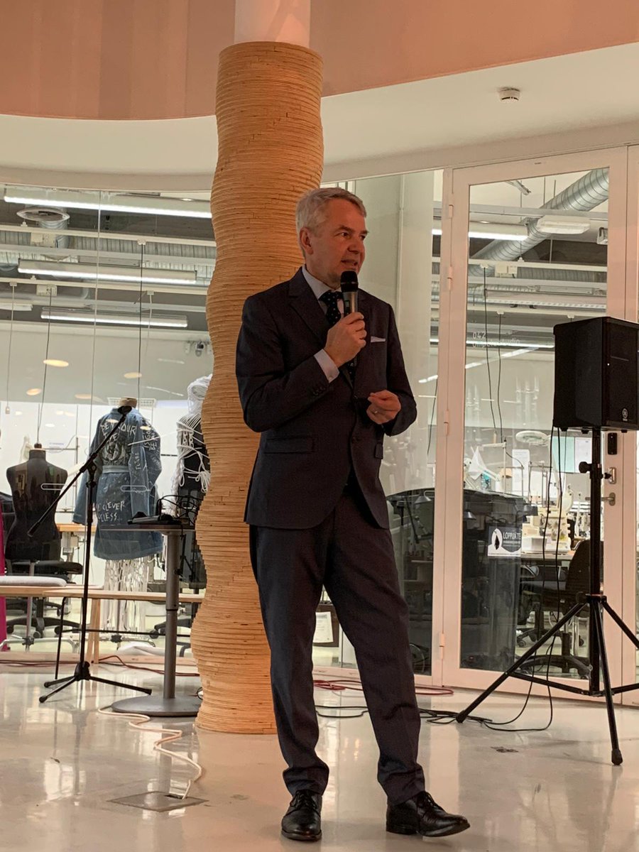 xamkfi's tweet photo. Tänään #Xamk'in #Kouvola'n kampuksella oli vierailemassa ulkoministeri Pekka Haavisto, joka avasi maailman tilannetta poliittisesti ja taloudellisesti. Kuulijat kysivät ja ministeri vastasi  mm oleskeluluvista, Kiina-yhteistyöstä ja Brexitin vaikutuksista opiskelijavaihtoon. https://t.co/5u9m0X81pS