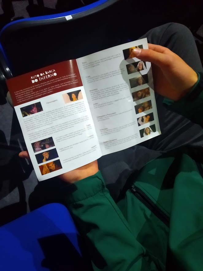 StJuliansMFL's tweet photo. O Year 10 foi ao teatro ver "O Auto da Barca do Inferno" pela companhia Arte D'Encantar. #StJuliansY10 #TheJoyOfLearning https://t.co/8Q0grv7W14