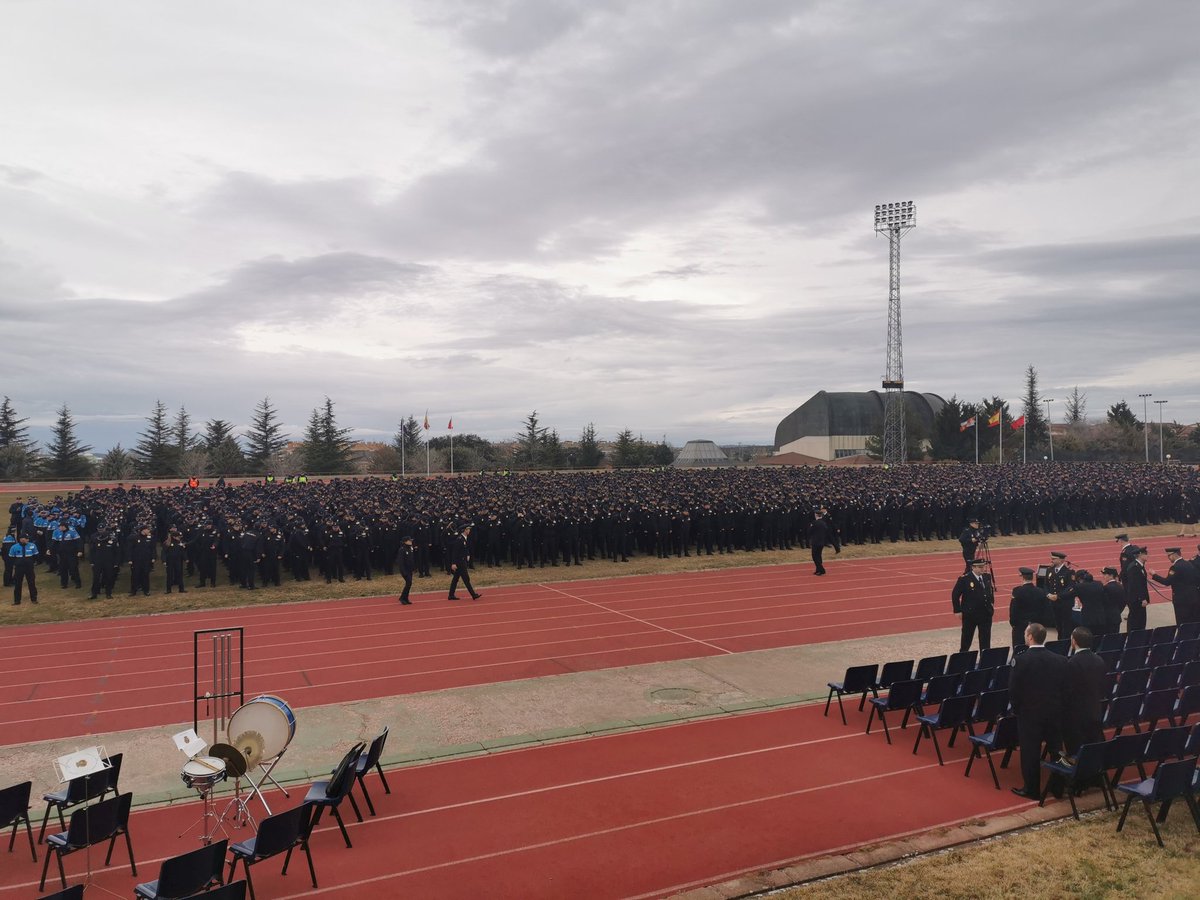 escuelaavila's tweet photo. Hoy en @PoliciaEscuela, el @Sup_Policia @escuelaavila presentes en el 196 Aniversario de la Fundacion de la Policía Nacional.
Al Acto ha asistido entre otros, el director de la Escuela Jose Luis Tejedor,  el Jefe División de Formación Cirilo Durán. 🇪🇸👮 https://t.co/1TPjMHer45