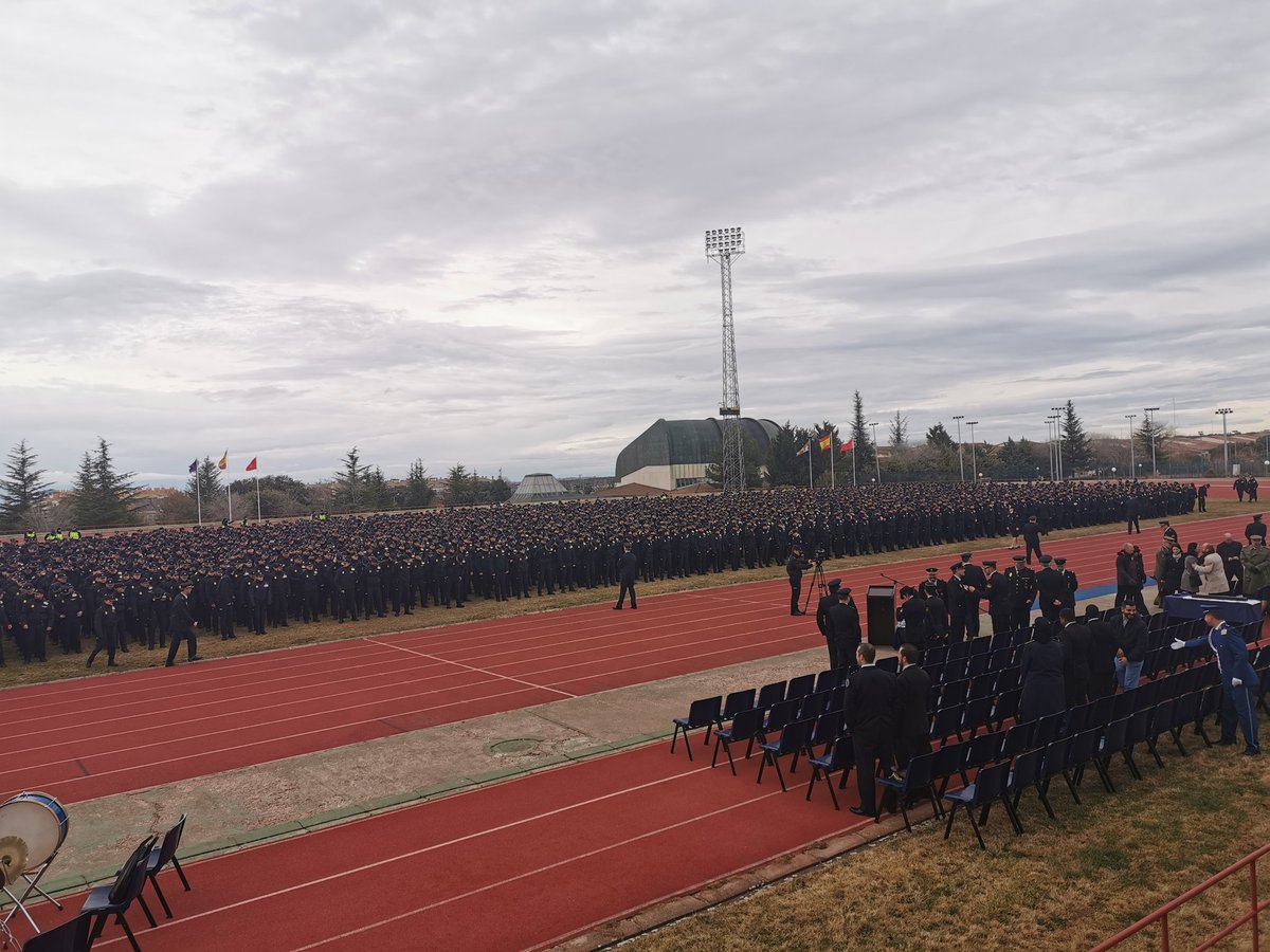escuelaavila's tweet photo. Hoy en @PoliciaEscuela, el @Sup_Policia @escuelaavila presentes en el 196 Aniversario de la Fundacion de la Policía Nacional.
Al Acto ha asistido entre otros, el director de la Escuela Jose Luis Tejedor,  el Jefe División de Formación Cirilo Durán. 🇪🇸👮 https://t.co/1TPjMHer45