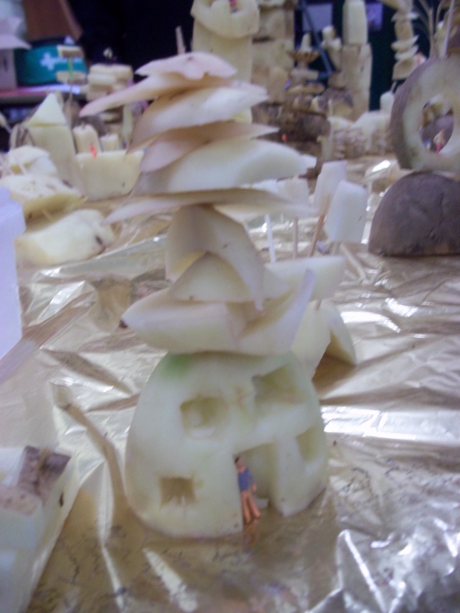 OFFICESPS's tweet photo. This week inspired by different cultures and architecture we held a 'spud city' learning cafe for our Multiculture Week and learnt that everyday materials like potatoes can be amazing sculptural materials.
#SCPSmulticultureweek #SCPSmulticulture #SCPSart #SCPSlearningcafe https://t.co/9rFSrCtQhJ
