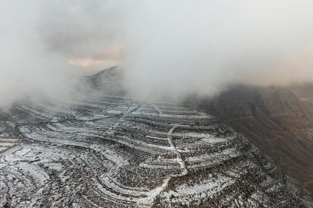 NatGeoMagArab's tweet photo. أجواء شتوية مميزة تكتسي باللون الأبيض..
هكذا بدا المشهد رائعًا في أعالي "جبل جيس" بمدينة رأس الخيمة، حيث غطت الثلوج قمة الجبل الأعلى في #الإمارات البالغ ارتفاعه حوالى 2000 متر.
الصور: أحمد البدواوي، فريق سماوي للاستكشاف https://t.co/U5xunPpF9Z
