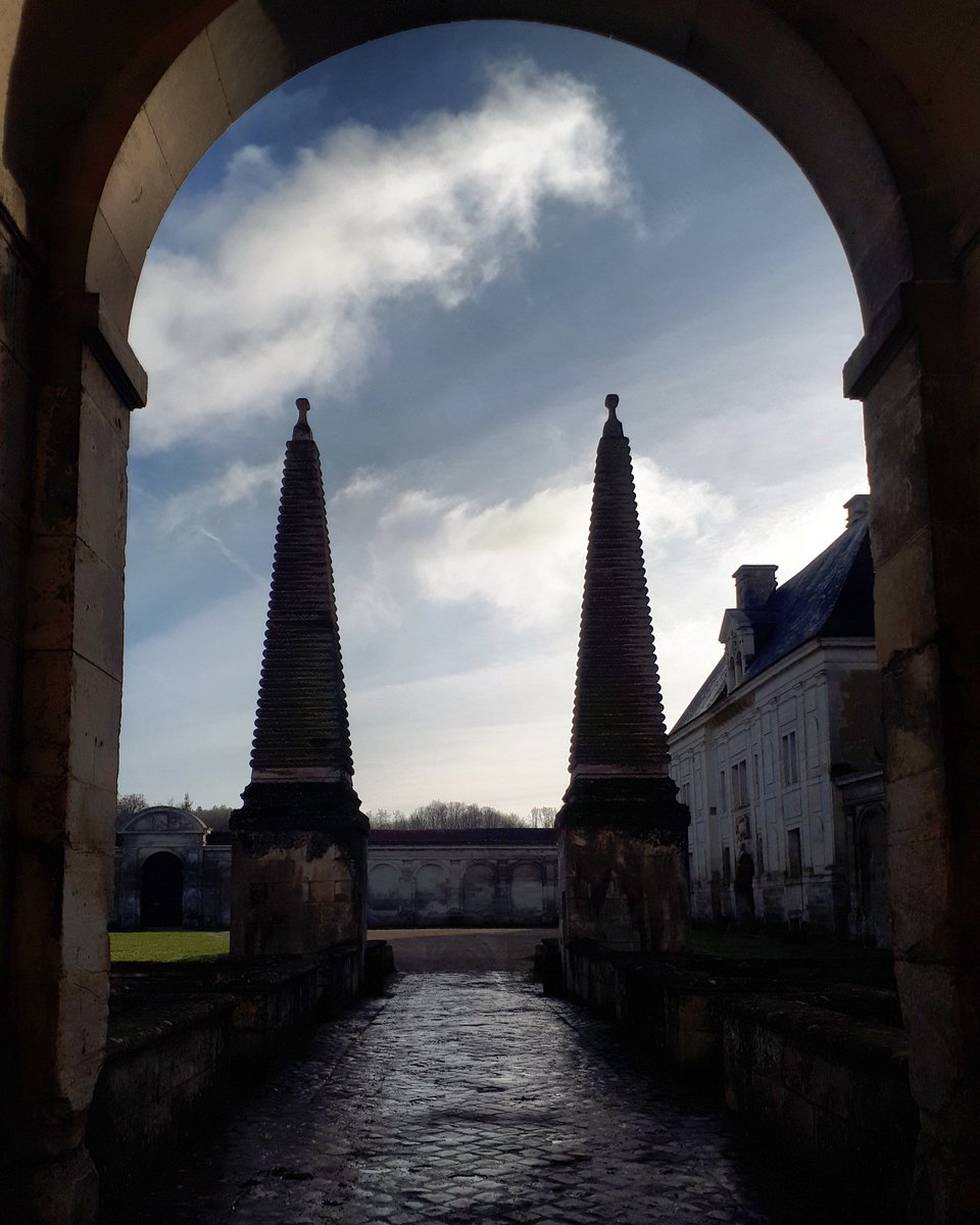 🇫🇷 Les obélisques du château de Tanlay édifiés au 17ème siècle, à la demande du propriétaire, Michel Particelli d'Hemery. 🏰
🇬🇧 The obelisks of the Tanlay castle built in the 17th century, at the request of the owner, Michel Particelli d'Hemery. 🏰