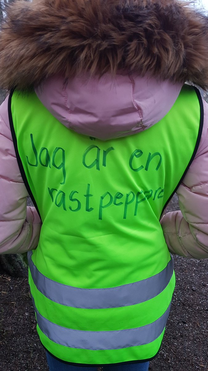 Skolans rastråd hjälps åt och är "rastpeppare" på skolans raster och ser till att alla har en kompis att leka med @rosjoskolan #solskol #generationpep #rastverksamhet