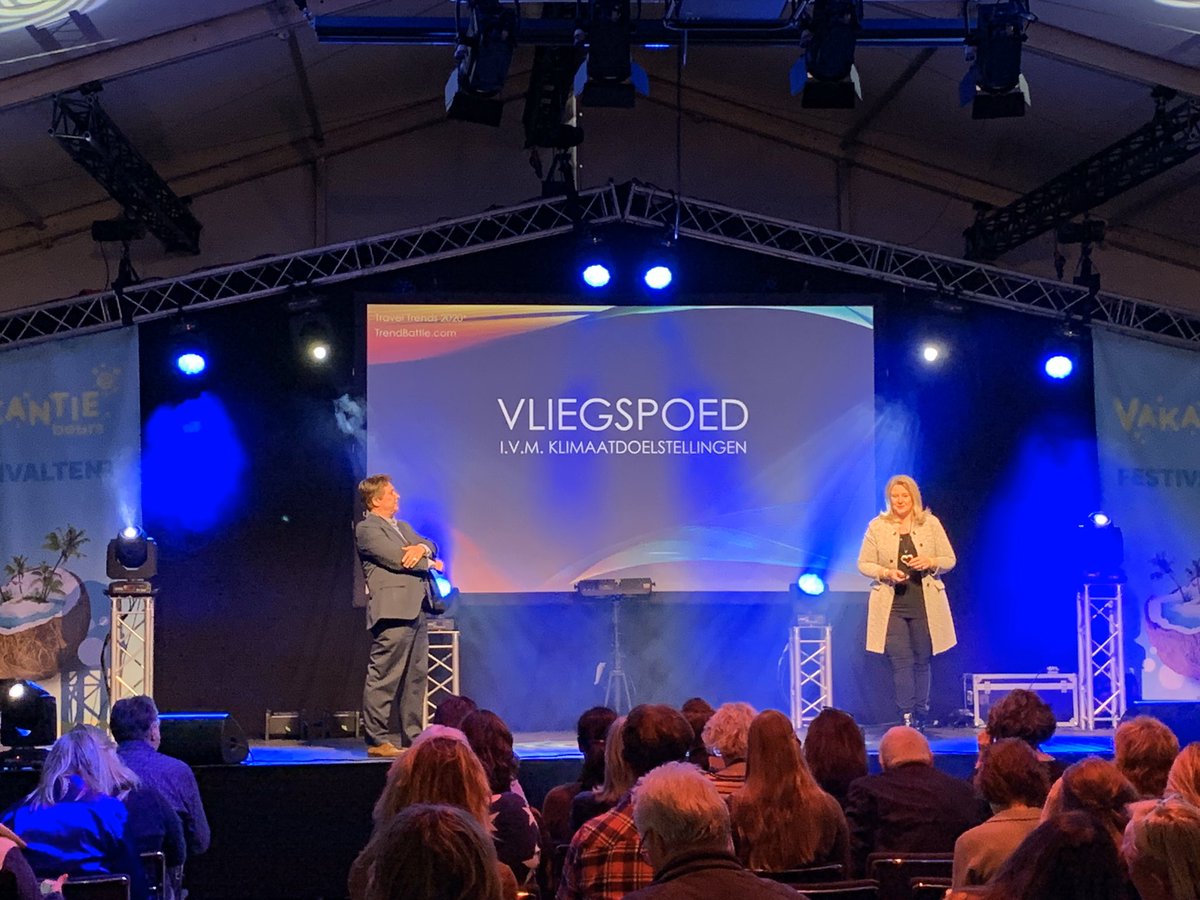 Trendwatchers <a href="/RichardLamb/">Richard Lamb</a> en <a href="/liekelamb/">Lieke Lamb 🎤🎥🌍</a> laten tijdens de #trendbattle hun licht schijnen op de reistrends voor de komende jaren. ‘Mensen gaan nog snel naar de Noordpool voordat het ijs gesmolten is.’ #vakantiebeursvakdag #vakantiebeurs