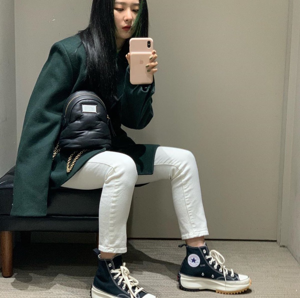 seulkaipics's tweet photo. i’m gonna cry 😭😭😭 

their shoes ❤️💛

- • [#EXOVELVET] [#seulkai] • - https://t.co/Id8S39k2VJ