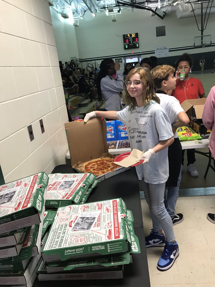 7thsciencepack's tweet photo. 4H loves supporting the pack and running the snack stand at the basketball game. Come by and see us #onepack https://t.co/BNhso0bcxA