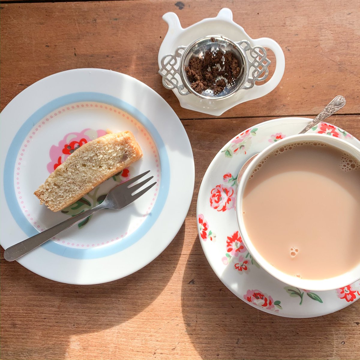 AbleEco's tweet photo. Today is a day for loose leaf tea and banana bread. If I’ve got to eat fruit, it might as well be in cake form, right? The bananas had gone really mushy so this was a great way to use them up 🍌
#looseleaftea #plasticfree #nowastebaking #wastefreekitchen #lesswaste #wastefree https://t.co/uhvP8FzNEl