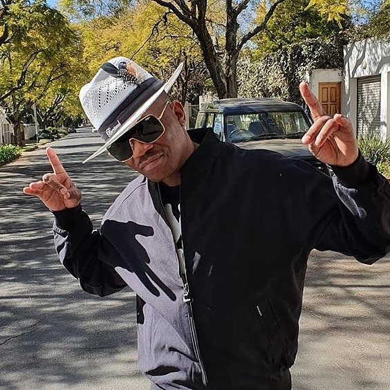 KosaPale's tweet photo. Veteran musician Ishmael Morabe, has been on the game for the past 19 years
And still going strong, catch this the legendary @ishmaelmorabe this Friday on Pale ya kosa @sabc2, 7pm, Don't miss it 🚨🚨🚨🚨
#SenzoMeyiwa #bundleofjoy #SAPS https://t.co/dUx5kQdUrO