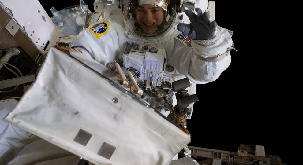 UCSanDiego's tweet photo. Happening Now: @Scripps_Ocean alumna @Astro_Jessica and fellow astronaut @Astro_Christina are conducting the second #AllFemaleSpacewalk! Tune in via NASA TV: https://t.co/k97hCcLvOv https://t.co/e6YL0TCye1