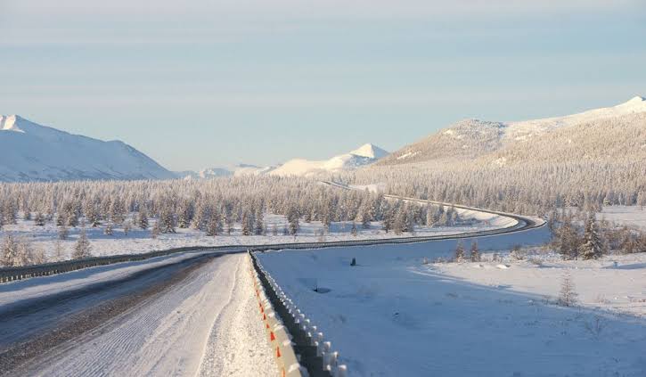 11. R504 Kolyma Highway di Siberia, Rusia, dikenal sebagai "Road of Bones" karena konon kerangka pekerja gulag yang tewas ketika membangun jalan tersebut digilas menjadi satu dengan badan jalan.Gambar dari WorldAtlas.