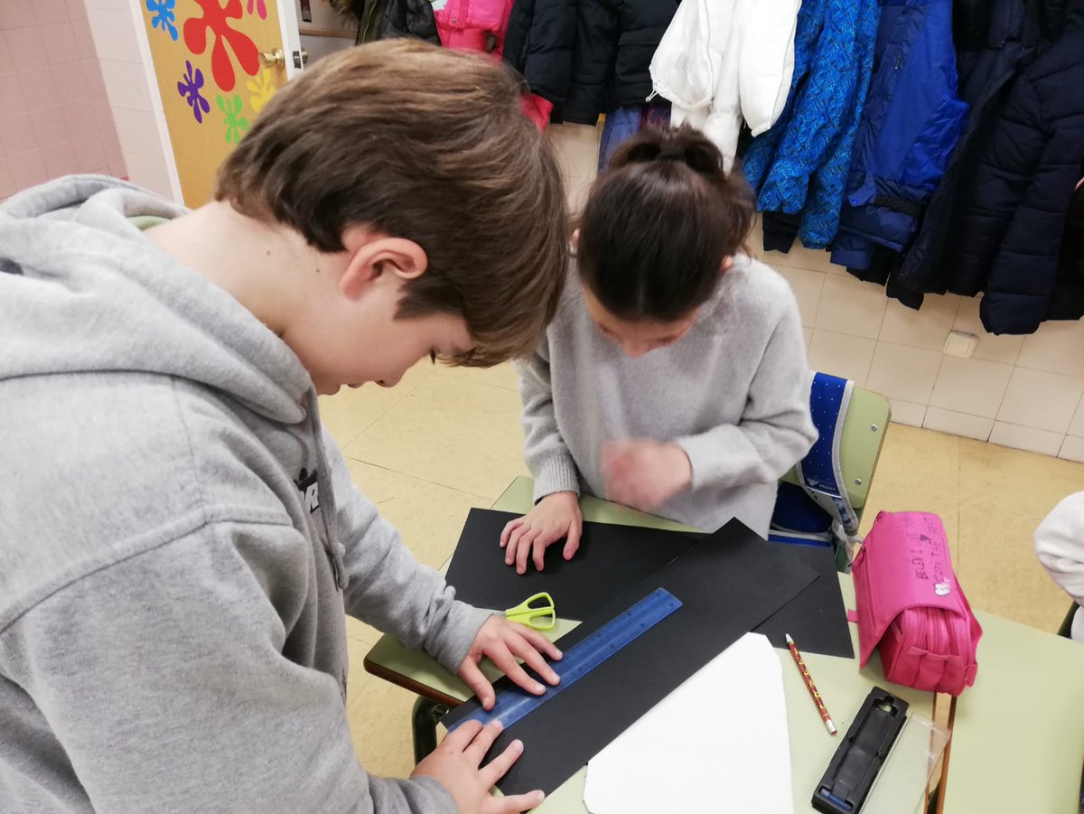 colegioSASR's tweet photo. Los alumnos de 6° de Educación Primaria empiezan el #proyecto animARTE, en él APRENDERÁN sobre la historia del cine. Para ello, por parejas CONSTRUYEN un zootropo, ese es el comienzo #séptimoarte #creatividad #cooperativo #nosTocaLaTierra #marianistas https://t.co/eE2AwJeVBm