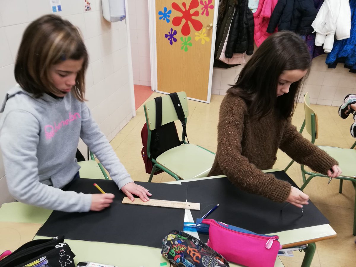 colegioSASR's tweet photo. Los alumnos de 6° de Educación Primaria empiezan el #proyecto animARTE, en él APRENDERÁN sobre la historia del cine. Para ello, por parejas CONSTRUYEN un zootropo, ese es el comienzo #séptimoarte #creatividad #cooperativo #nosTocaLaTierra #marianistas https://t.co/eE2AwJeVBm