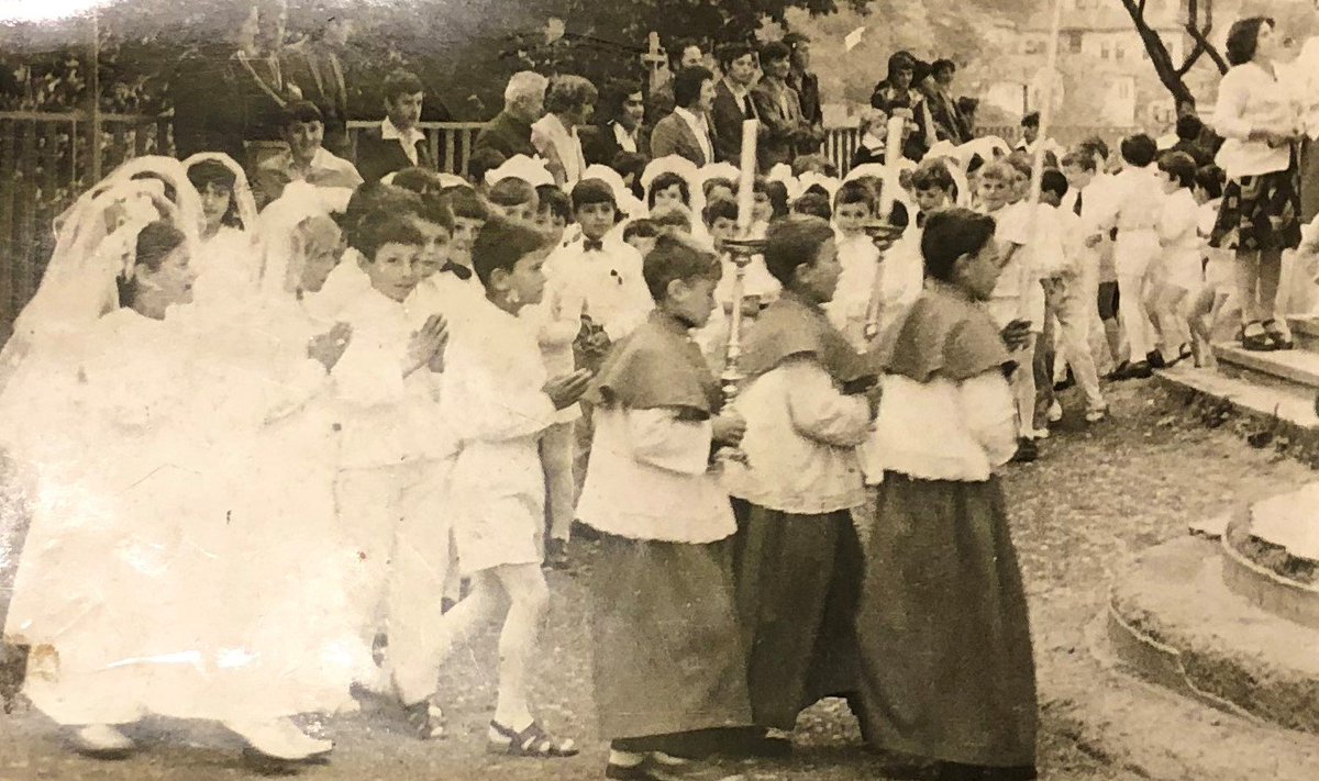 OhiKosovo's tweet photo. Ndër katolikë, kungimi është ceremoni fetare ku të pagëzuarit bëhen një me Perëndinë përmes marrjes së bukës dhe verës që mishërojnë trupin dhe gjakun e #Krishtit. 

Fotografia është nga arkivi personal i Don Matej Palić, #intervista e të cilit do të publikohet këtë të #premte. https://t.co/VlpzGTQXri