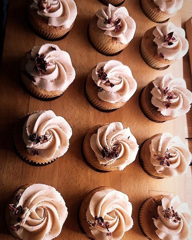 CupcakeCornerPL's tweet photo. Środa, a wiec czas na naszego cupcake miesiąca😍 W styczniu w każdą środę i czwartek znajdziecie w naszych witrynach różanego cupcake składającego się z ciasta waniliowego wypełnionego konfiturą z dzikiej róży oraz kremu różanego obsypanego płatkami r… https://t.co/wq1Lf18QGx https://t.co/sLYd7gtWsG
