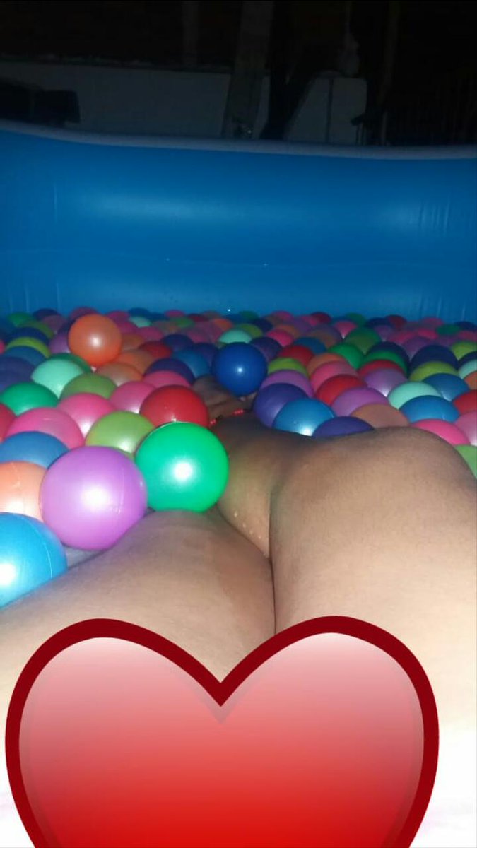 CD19cm's tweet photo. Hola aquí con  mi amiga en la piscina de pelotas me espera con ancias quien se anima 🥰🥰🥰 https://t.co/TmHXfnEQQ1