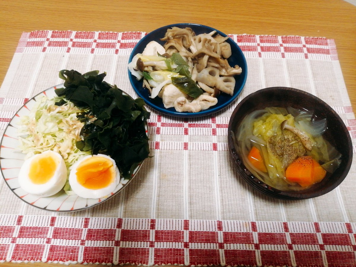 hakumai____00's tweet photo. まだ水曜日なの解せない😭
そしてわかめもどす量ミスった
適量むずかしい…

鶏とおネギの炒めたやつ、舞茸とれんこんのソテー、わかめサラダ、ゆで卵、野菜スープ
#おうちごはん https://t.co/yfBGDNEwps