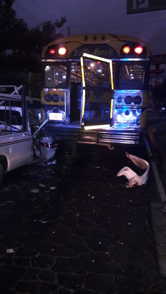 SantosDalia's tweet photo. #URGENTE @PMT_VILLANUEVA reporta fuerte colisión vehicular en bulevar el frutal, agentes coordinan unidad de emergencia #precaución asfalto mojado y congestionamiento en el #TraficoVN https://t.co/zulzeSFGYS