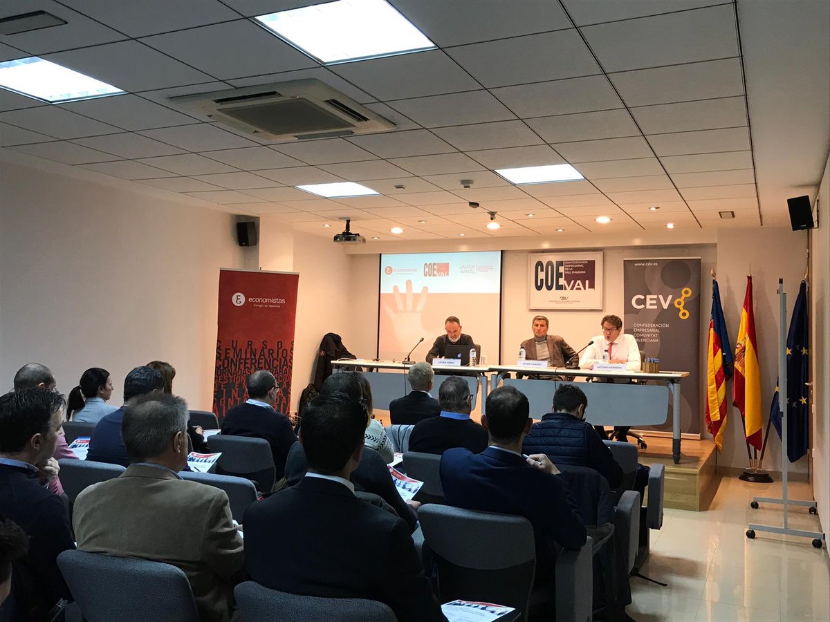 VicenteDonatSa's tweet photo. Inicio del año formativo en COEVAL con una interesante Jornada sobre mejora de la gestión empresarial en colaboración con el @COEV_COM con buena asistencia de empresas de la comarca que conocieron de la mano de @jarnal1 Javier Arnal como gestionar mejor  para mejorar resultados https://t.co/ZgxLjL6xT3