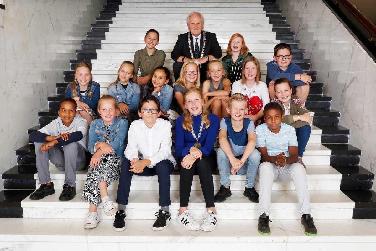 Vanmiddag, woensdag 15 januari, van vier tot zes uur vergadert de Hilversumse Kindergemeenteraad o.a. over hun plan STEENTJE BIJDRAGEN in de raadzaal. Toehoorders van harte welkom.