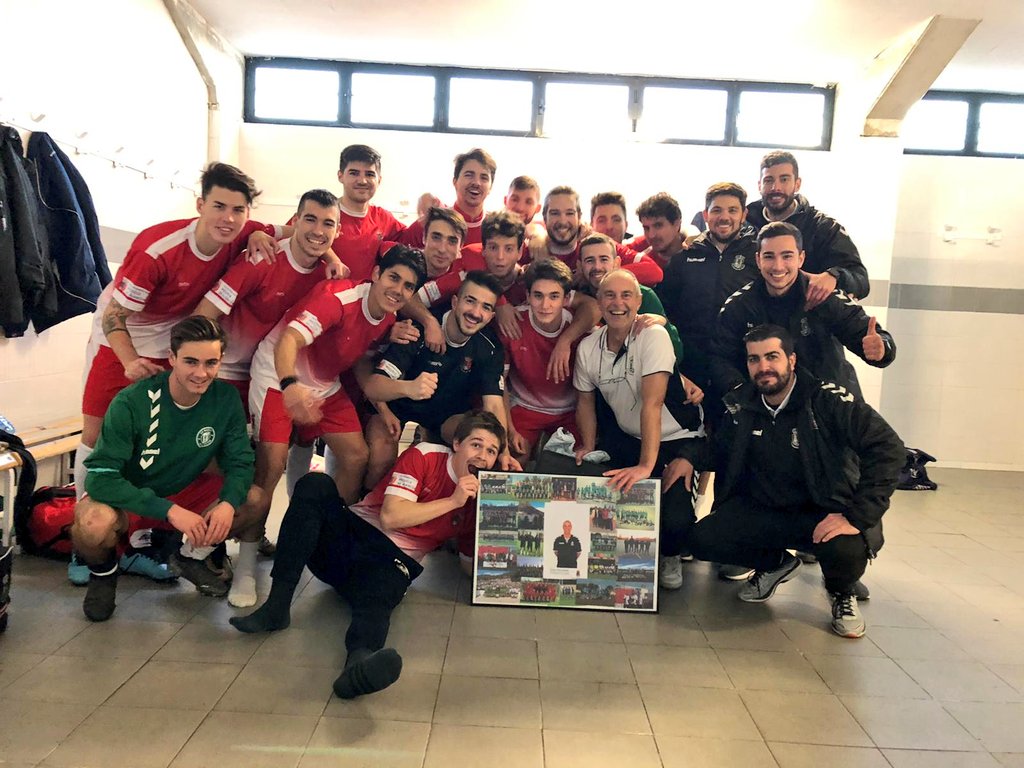 Cfpozuelo's tweet photo. AFICIONADOS I ¡Empezó ganando 👏🏻 el @Cfpozuelo 'B' este 2020!

Victoria (2-4) contra el @leonescastilla que va especialmente dedicada ✍🏻 por su cumpleaños 🎂 al delegado @PPallin. ¡Felicidades! 🍾🎇 https://t.co/kONTc7Ysc4