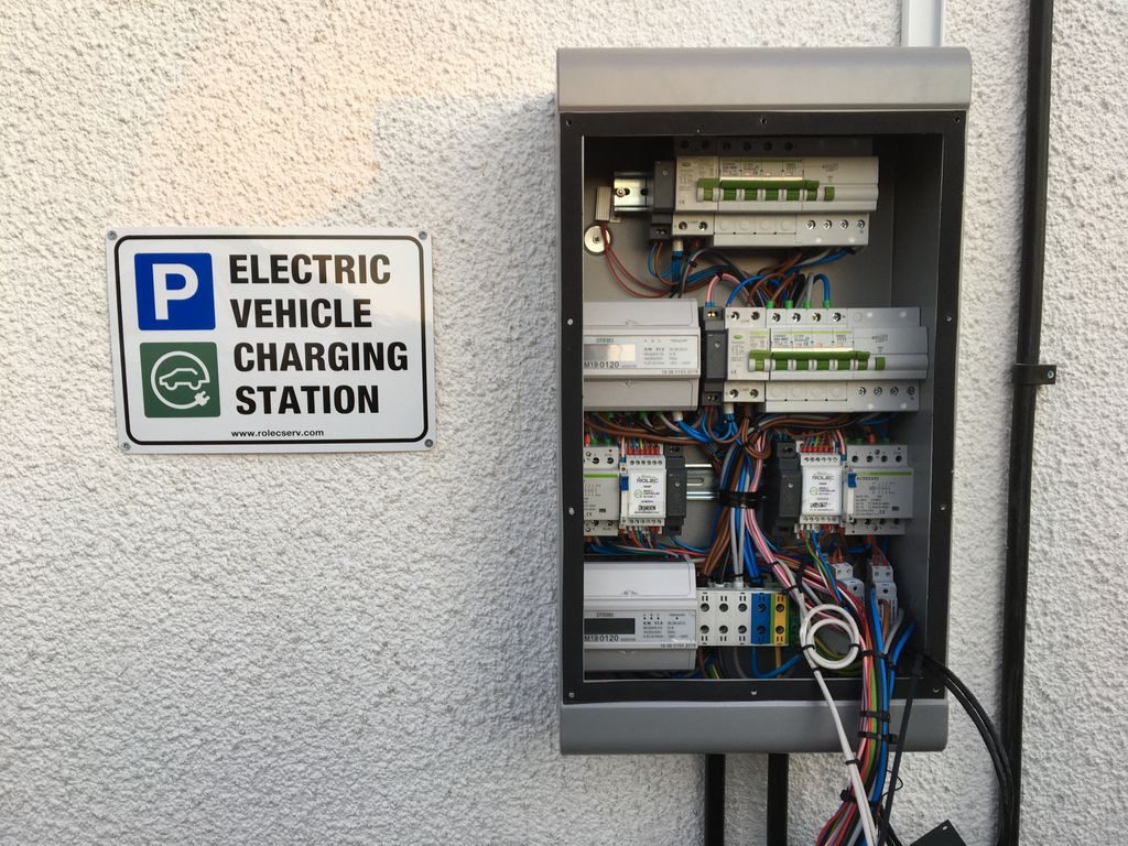 ESCITSupport's tweet photo. Delivering a wired internet connection today to this new electric charger at a hotel to help the owner and guests charge their cars! #ev #escit #green #cat6 #networking #itsupport https://t.co/8qbvUAP3H5