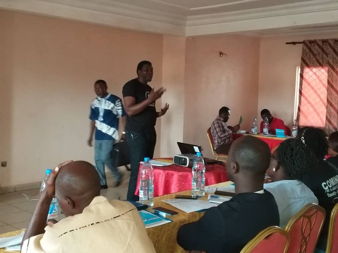 AdisiCameroun's tweet photo. Monsieur Fon Nsoh, coordonnateur de #Cominsud expose sur les conditions d'accès à l'information en particulier et les conditions de travail en général de la société civile de la région du #Nord_Ouest dans le cadre de la #crise_anglophone. https://t.co/n8qvf955nZ