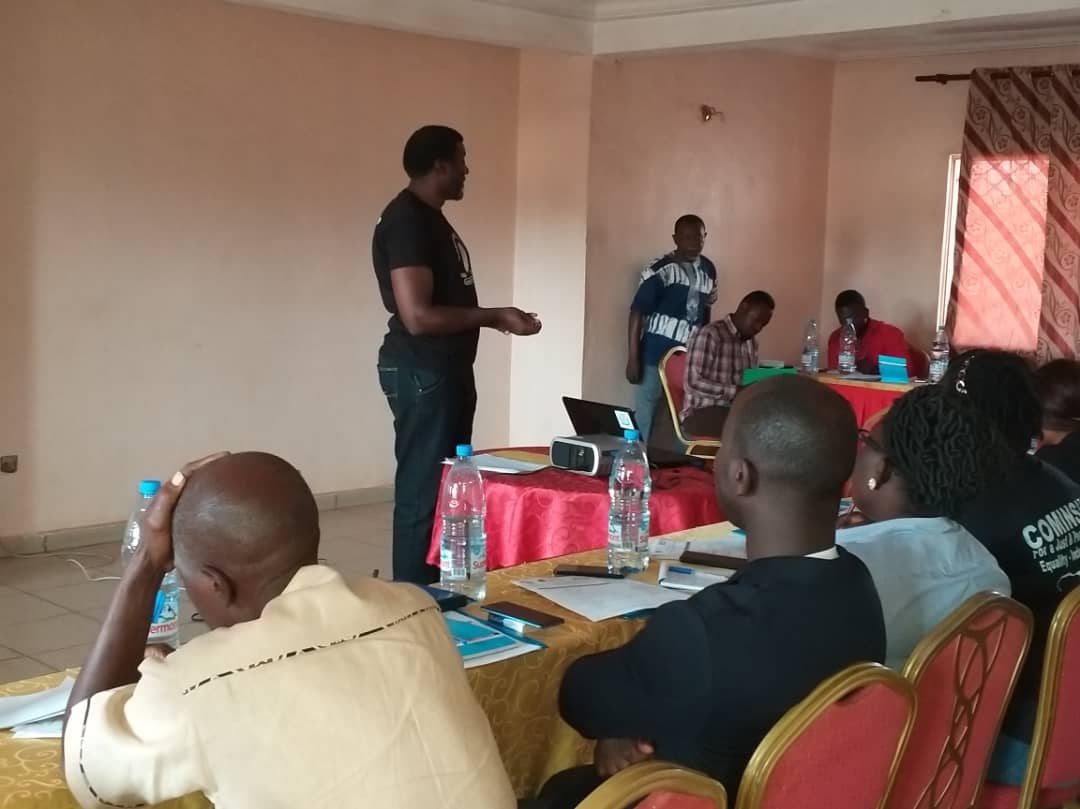AdisiCameroun's tweet photo. Monsieur Fon Nsoh, coordonnateur de #Cominsud expose sur les conditions d'accès à l'information en particulier et les conditions de travail en général de la société civile de la région du #Nord_Ouest dans le cadre de la #crise_anglophone. https://t.co/n8qvf955nZ