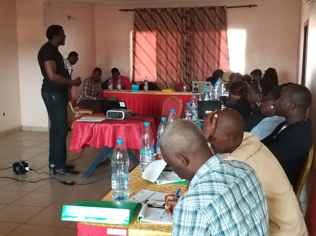 AdisiCameroun's tweet photo. Monsieur Fon Nsoh, coordonnateur de #Cominsud expose sur les conditions d'accès à l'information en particulier et les conditions de travail en général de la société civile de la région du #Nord_Ouest dans le cadre de la #crise_anglophone. https://t.co/n8qvf955nZ