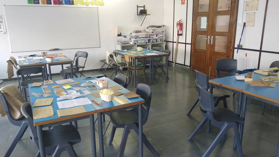 flip_educa's tweet photo. El año ha comenzado cargado de actividades en centros educativos de todo el país. Esta mañana hemos estado en Sabadell con un Escape Room de Terra Baixa (en la foto podéis ver cómo lo preparamos).  🕵️‍♀️

#terrabaixa #escaperoom #eso #bachillerato #actividadeseducativas https://t.co/ouVGt0C0w6