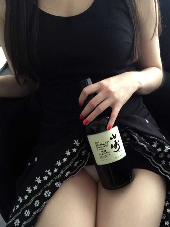 linlin_OLlady's tweet photo. 最後還是決定穿著正常一點的服裝接待外國客人了了
還得到一瓶酒🤩🤩🤩
老闆說我表現很好要獎勵我！
#不過在車上偷偷��自己好像被司機看到了
#抱歉司機
#幸好沒有因此出車禍 https://t.co/ugBnkBPgUr