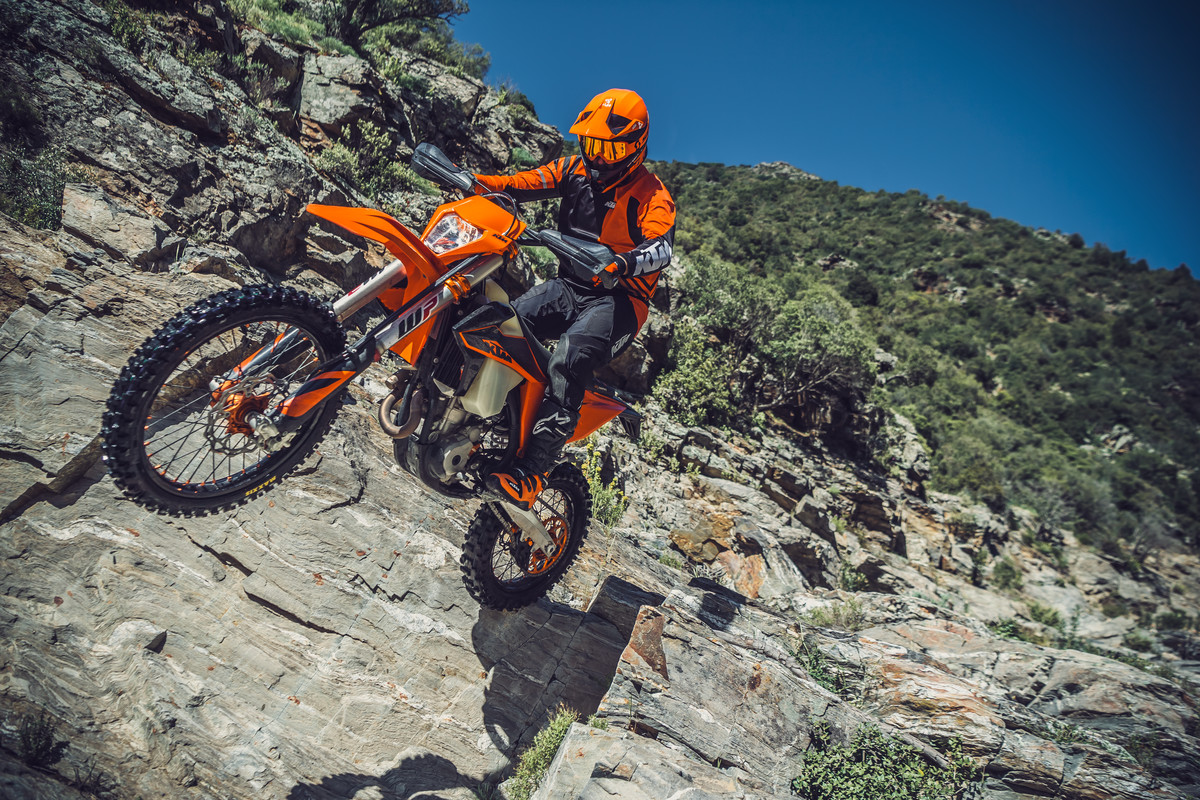 KTM_UK's tweet photo. With enhanced performance, a reworked frame and subframe, refined ergonomics and an innovative new exhaust system the KTM 450 EXC-F is the standard for all others to follow.
#KTM #450EXCF #ReadyToRace https://t.co/fIr5gBZtZU