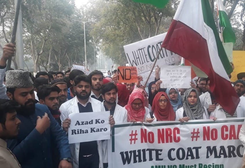 DrHarjitBhatti's tweet photo. White coat march against CAA-NRC-NPR at AMU. Hundreds of Allopathic, Dental, Ayurvedic, Homeopathic doctors &amp; nurses took march to defend constitution. Medical fraternity across the nation are uniting against this unconstitutional anti people act. #DoctorsAgainstCAA_NRC_NPR https://t.co/i9Quka3Tqr