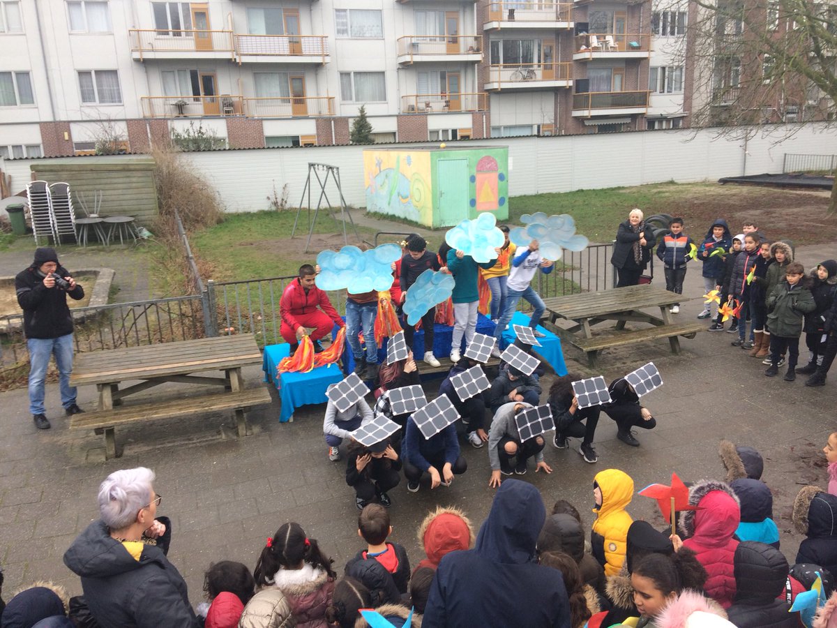 DHcooperatie's tweet photo. Zo, de intentie voor 800 zonnepanelen op OBS Dakpark en de Boog is ondertekend! Nu aan de slag met de financiering van panelen, het werven van leden en de meekoppelkansen zoals het onderwijsprogramma van de kinderen. #huphup https://t.co/cbsbrlvMBZ