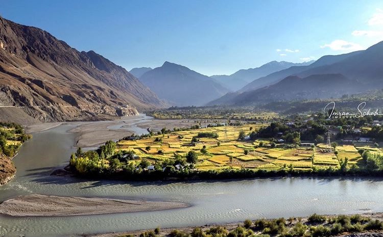ChitralPK's tweet photo. Two different seasons of Ayun Valley!

📷: @imranthetrekker 
#Chitral #BeautifulPakistan https://t.co/yWqClfxi4W